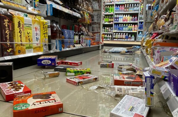 Магазин товаров первой необходимости в Сендае, префектура Мияги, 16 марта 2022 года после землетрясения магнитудой 7,4, потрясшего восточную часть Японии. (Jiji Press/AFP via Getty Images)