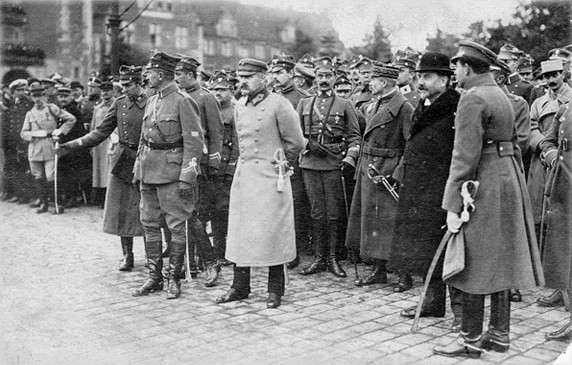 Маршал Юзеф Пилсудский (в центре) в 1919 году. (Image: via Pubic Domain)
