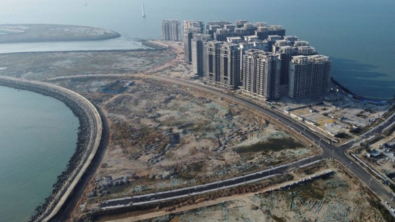 Вид с воздуха показывает 39 зданий, построенных в провинции Хайнань компанией China Evergrande Group. Власти Китая издали приказ об их сносе, 6 января 2022 года. (Aly Song/Reuters)  | Epoch Times Россия
