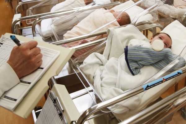 Новорождённые дети в центре послеродового восстановления. Нью-Йорк, 16 февраля 2017 года. Изображение: Seth Wenig/AP