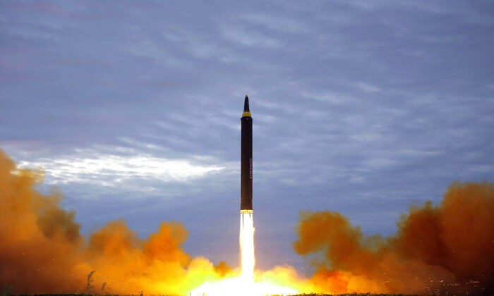 Северокорейская стратегическая баллистическая ракета средней дальности «Хвасон-12» поднимается со стартовой площадки в неустановленном месте недалеко от Пхеньяна 29 августа 2017 года. (STR/AFP via Getty Images)
 | Epoch Times Россия