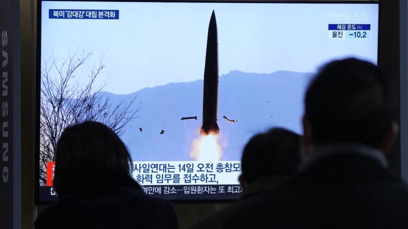 На экране телевизора изображён запуск северокорейской ракеты в новостях на Сеульском железнодорожном вокзале в Сеуле, Южная Корея, 20 января 2022 года. Фото: Ahn Young-joon/AP Photo  | Epoch Times Россия
