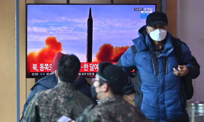 Люди на железнодорожной станции в Сеуле, Южная Корея, 27 февраля 2022 года смотрят по телевизору новости с кадрами испытаний северокорейской ракеты. (Jung Yeon-je/AFP via Getty Images)
 | Epoch Times Россия