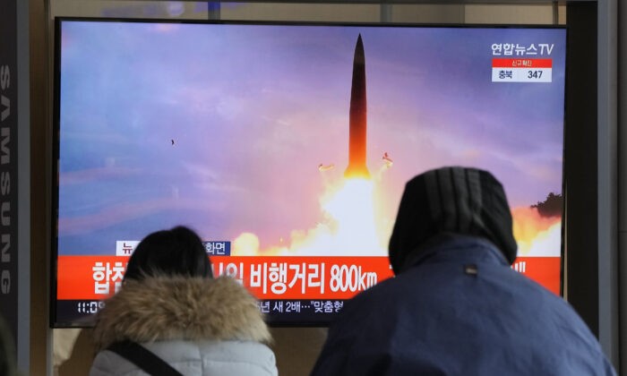 В теленовостях показан запуск ракеты Северной Кореи на Сеульском железнодорожном вокзале в Сеуле, Южная Корея, 30 января 2022 года. Фото: AhnYoung-joon/APPhoto | Epoch Times Россия