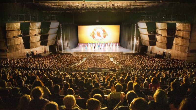Переполненный зал перед представлением Shen Yun Performing Arts во Дворце конгрессов в Париже, Франция, 16 января 2022 г. (Jian Ping/Epoch Times)  | Epoch Times Россия