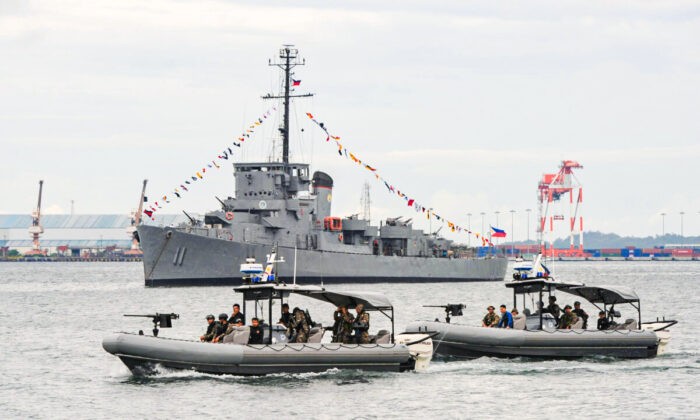 ВМС Филиппин (NAVSOG) на скоростных катерах патрулируют залив Субик, обращённый к Южно-Китайскому морю, 6 августа 2013 г. Фото: Ted Aljibe/AFP via Getty Images
 | Epoch Times Россия