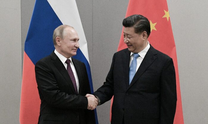 Президент России Владимир Путин пожимает руку лидеру Китая Си Цзиньпину во время их встречи на полях саммита БРИКС в Бразилиа, Бразилия, 13 ноября 2019 года. (RamilSitdikov/Sputnik/KremlinviaReuters)
 | Epoch Times Россия