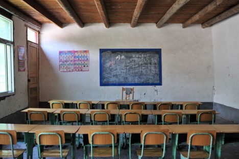 Начальная школа Чжайкэцяо в деревне Тиелоу. Ученики всех классов сидят в одном классе, потому что не хватает помещений и учителей. (Любезно предоставлено Донг Фэн)