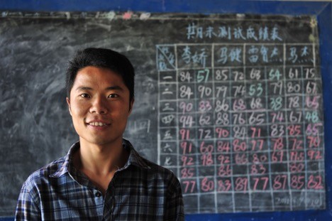 Ли Ган, сельский учитель начальной школы Чжайкэцяо в деревне Тиелоу, Луннань, Китай. Он один из учителей, участвовавших в программе iFly. (Предоставлено Донг Фэн)