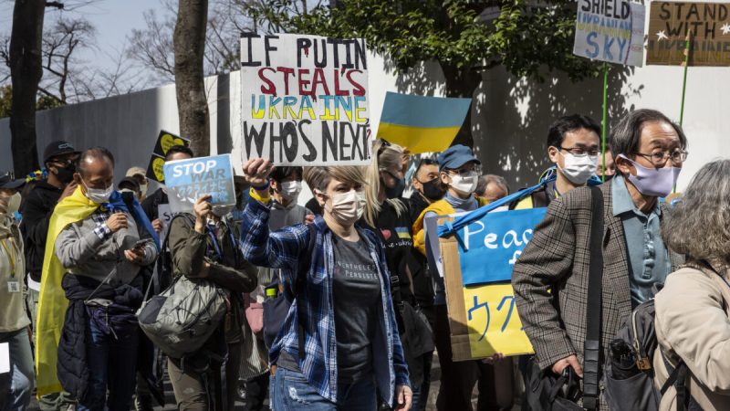 Протестующие против ввода российских войск в Украину проходят маршем по району Сибуя в Токио, Япония, 5 марта 2022 года. (Yuichi Yamazaki/Getty Images)  | Epoch Times Россия