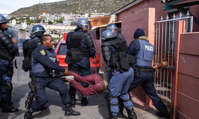 Полиция в Кейптауне арестовывает подозреваемого, 21 ноября 2021 года.  Однако доверие граждан к полиции резко упало после десятилетий высокой преступности. (Любезно предоставлено Полицейской службой ЮАР.) | Epoch Times Россия