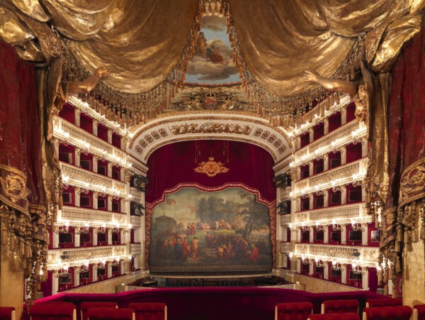 Королевская ложа расположена в центре, откуда открывается прекрасный вид на сцену. Скульптурные золотые и красные драпировки обрамляют вид изнутри. (Luciano Romano/Teatro di San Carlo)