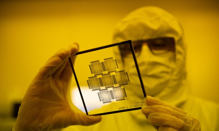 Производство микросхем в лаборатории Барселонского института микроэлектроники (IMB-CNM) в Беллатерре, недалеко от Барселоны, 3 марта 2022 года. Фото: JosepLago/AFPviaGettyImages
 | Epoch Times Россия