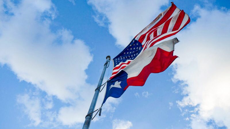 Флаги США и штата Техас в парке МерчисонРоджерс в Эль-Пасо, штат Техас, 24 июня 2021 года. Фото: PatrickT. Fallon/AFP/GettyImages  | Epoch Times Россия