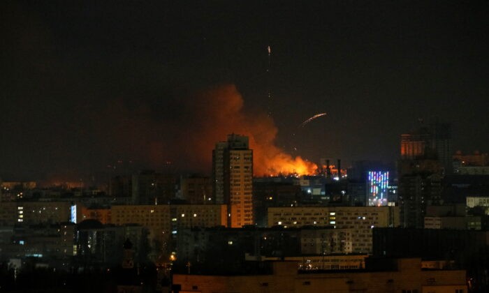  Дым и пламя поднимаются во время обстрела под Киевом, пока Россия продолжает наступление в Украине, 26 февраля 2022 г. (GlebGaranich/Reuters) | Epoch Times Россия