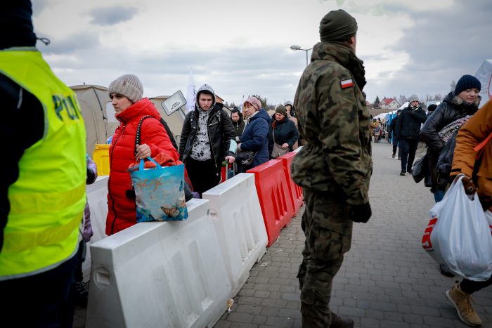 Украинские беженцы прибывают в Польшу. Фоторепортаж