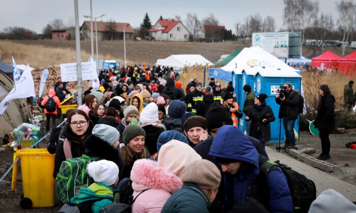Украинские беженцы ждут автобуса, направляющегося на запад, после прибытия в Польшу через пограничный переход Медыка 10 марта 2022 года. (Charlotte Cuthbertson/The Epoch Times) | Epoch Times Россия