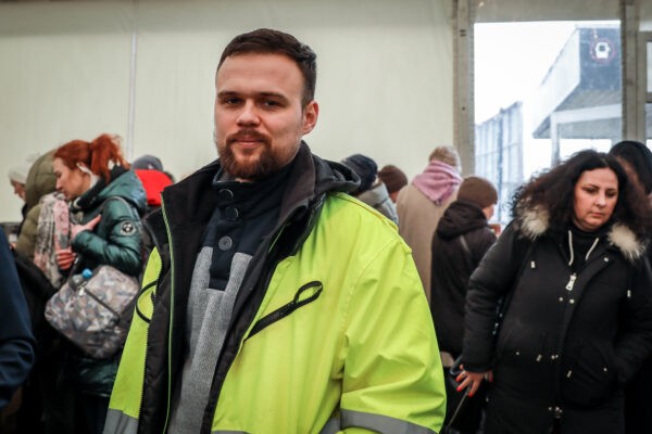 ЗореславДмитришин, основатель организации FrontlineHelpforUkraine, оказывает гуманитарную помощь украинским беженцам, прибывающим на Западный автовокзал Варшавы в Варшаве, Польша, 9 марта 2022 года. (CharlotteCuthbertson/TheEpochTimes)