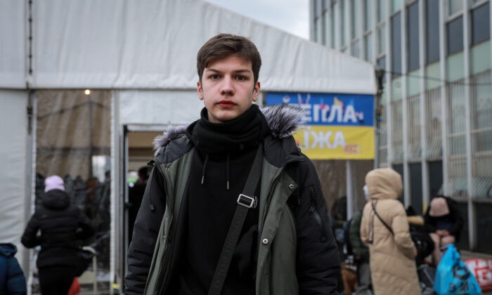 Украинский студент Илья Коссе возле гуманитарной палатки, расположенной рядом с Западным автовокзалом Варшавы в Варшаве, Польша, 9 марта 2022 года. (CharlotteCuthbertson/TheEpochTimes) | Epoch Times Россия