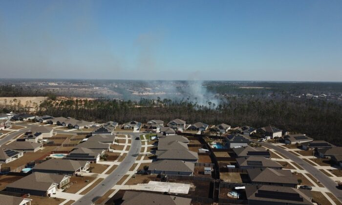 Дым от лесного пожара в округе Бэй, штат Флорида, 5 марта 2022 года. Фото: Florida Forest Service via AP | Epoch Times Россия