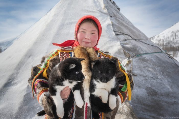 Фотограф запечатлел жизнь кочевых оленеводов Сибири в невероятной серии фотографий