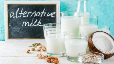 Овсяное и фисташковое молоко. Это новинки, но насколько они полезны для здоровья?