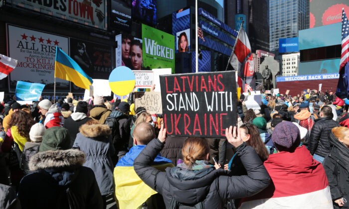 Табличка с надписью о том, что жители Латвии поддерживают Украину, на акции протеста на Таймс-сквер в Нью-Йорке 26 февраля 2022 года. (RichardMoore/TheEpochTimes) | Epoch Times Россия