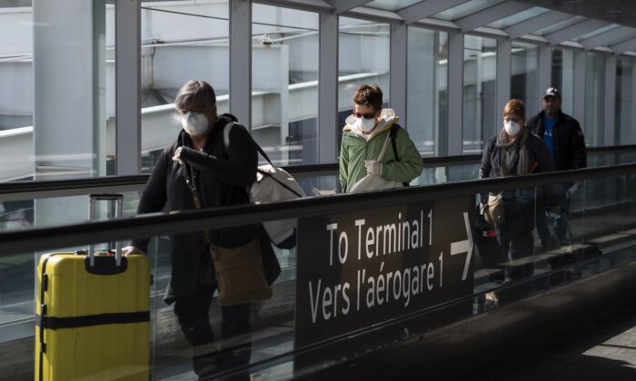 Люди выходят из терминала после прибытия в международный аэропорт Пирсон в Торонто 16 марта 2020 года. (The Canadian Press/Nathan Denette)
 | Epoch Times Россия