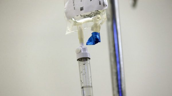 Пациенту вводят препараты химиотерапии. Фото: AP Photo/Gerry Broome