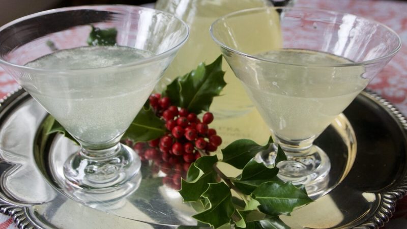 Приготовьте этот коктейль в кувшинах, наполовину наполненных льдом, а затем разлейте его по отдельным фужерам «купе» и подавайте. (Victoria de la Maza)
 | Epoch Times Россия