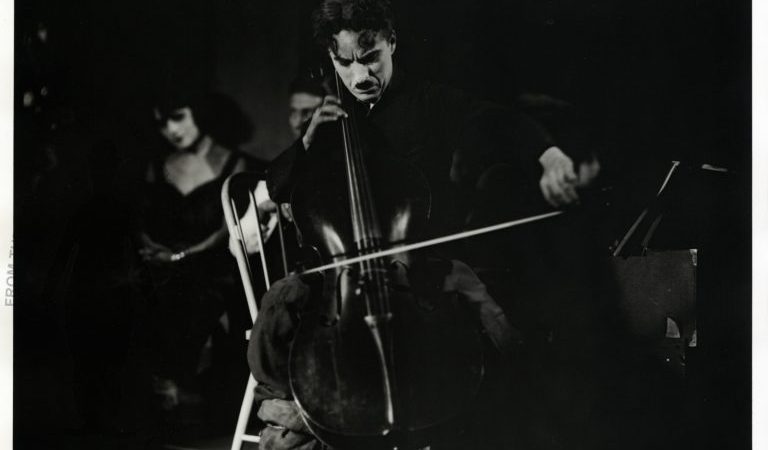 Чаплин играет на виолончели на съёмках «Золотой лихорадки». (Фото: via Charlie Chaplin Achieve)
 | Epoch Times Россия