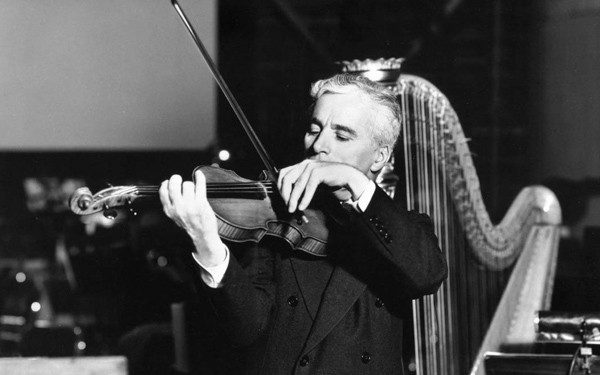 Чаплин хорошо играл на скрипке и виолончели. (Фото: via Charlie Chaplin Achieve)