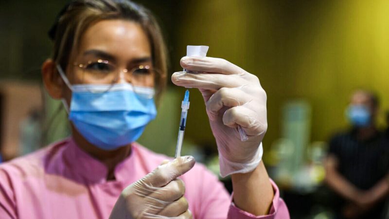 Медицинский работник готовит дозу вакцины против COVID-19 в Дохе, Катар. Фото: Karim Jaafar/AFP via Getty Images  | Epoch Times Россия