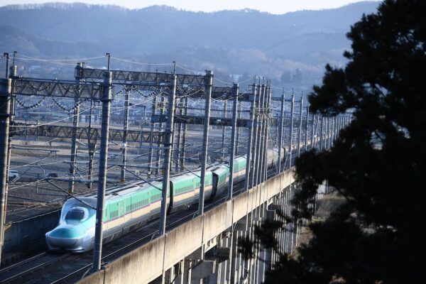Сход с рельсов скоростного поезда «Синкансэн» в Сироиси, префектура Мияги, 17 марта 2022 года после землетрясения магнитудой 7,4, которое накануне вечером сотрясло восточную часть Японии. (Charly Triballeau/AFP via Getty Images)