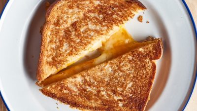 Бутерброды с сыром в аэрогриле получаются золотистыми и абсолютно безупречными
