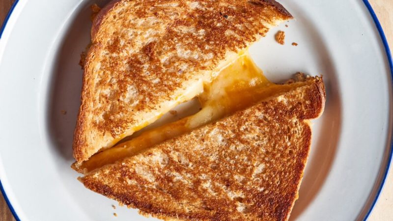 В аэрогриле всегда получаются хрустящие, золотисто-коричневые бутерброды с сыром. (Джо Лингеман/TNS) | Epoch Times Россия