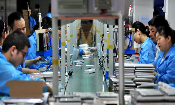 Рабочие на линии по производству литиевых аккумуляторов на заводе в Ичане, провинция Хубэй, Китай, 28 мая 2019 года. (Reuters) | Epoch Times Россия
