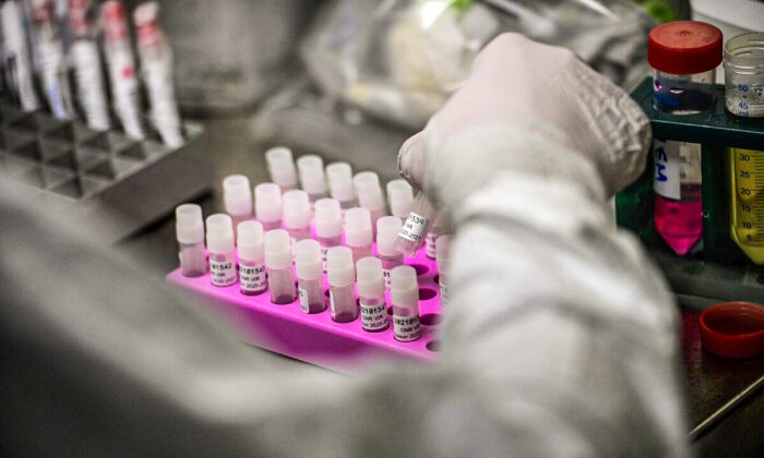 Геномное секвенирование проводится во Франции на этой фотографии. (Christophe Archambault/AFP via Getty Images)
 | Epoch Times Россия