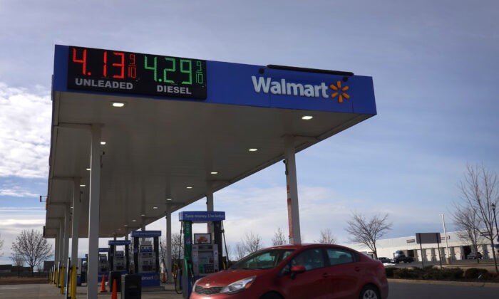 Цены на топливо на вывеске на заправочной станции в Роско, штат Иллинойс, 3 марта 2022 года. (Scott Olson/Getty Images)  | Epoch Times Россия