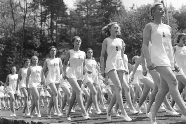 Сотни красивых блондинок объединились, чтобы производить потомство для нации, 1941 год. (Image: German Federal Archive via Wikimedia)