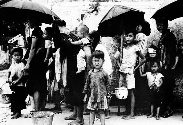 Китайские беженцы стоят в очереди за едой в Гонконге в мае 1962 года. Во время голода, вызванного китайской политикой «Большого скачка» в Гонконг нелегально въехало от 140 до 200 тыс. человек. (AFP viaGettyImages)