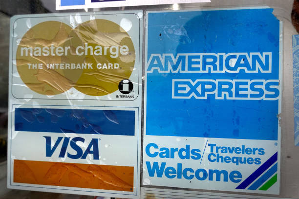Реклама на входе сообщает клиентам, что они принимают кредитные карты American Express. Фото: Scott Olson/Getty Images | Epoch Times Россия