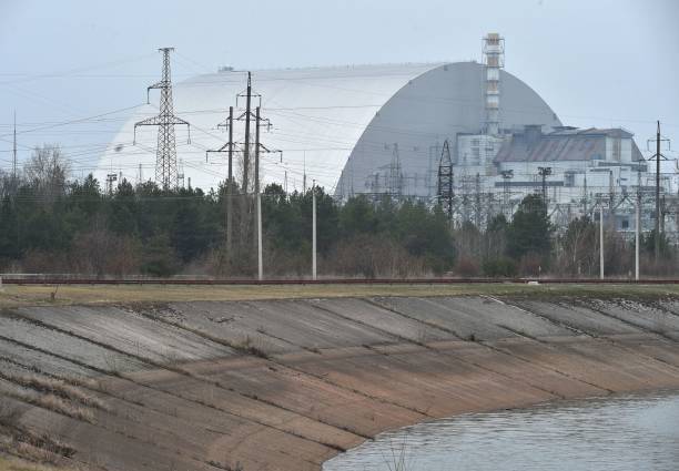 Защитный купол над саркофагом, закрывающим разрушенный четвёртый реактор Чернобыльской АЭС. Фото: SERGEI SUPINSKY/AFP via Getty Images | Epoch Times Россия