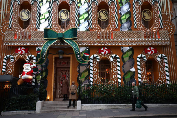 Рождественская выставка возле магазина Swarovski 21 декабря 2021 года в Лондоне, Англия. Фото: Dan Kitwood/Getty Images | Epoch Times Россия