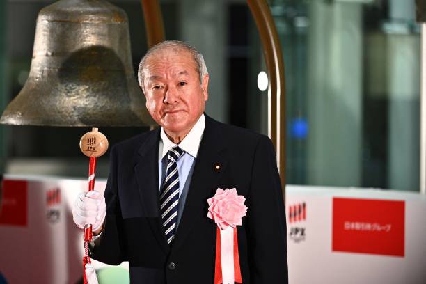 Министр финансов Японии Сюнъити Судзуки. Фото: PHILIP FONG/AFP via Getty Images) | Epoch Times Россия