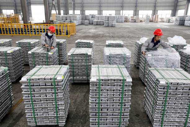 Алюминиевые слитки на заводе. Фото: STR/AFP via Getty Images | Epoch Times Россия