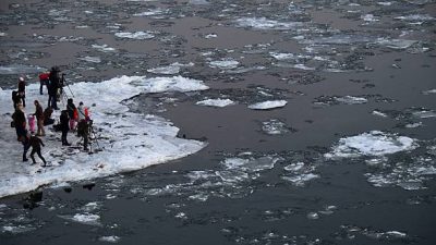 На юге Сахалина спасают рыбаков, оказавшихся на оторванных льдинах
