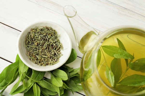 Исследования показывают, что катехины, антиоксиданты, содержащиеся в зелёном чае, способствуют сжиганию жира. (KMNPhoto/Shutterstock)
