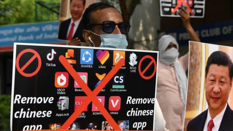 Индийцы призывают граждан удалить китайские приложения во время акции против китайской газеты GlobalTimes в Нью-Дели, 30 июня 2020 года. (PrakashSingh/AFP viaGettyImages)  | Epoch Times Россия