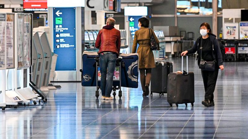 Стойки регистрации в зале вылета международных рейсов в токийском аэропорту Ханеда, 1 декабря 2021 года. Фото: Kazuhiro Nogi/AFP via Getty Images  | Epoch Times Россия
